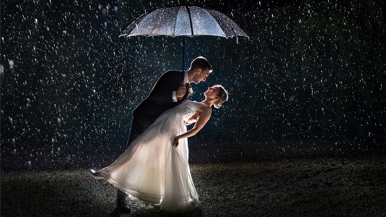 zdjęcie ślubne w deszczu z parasolką